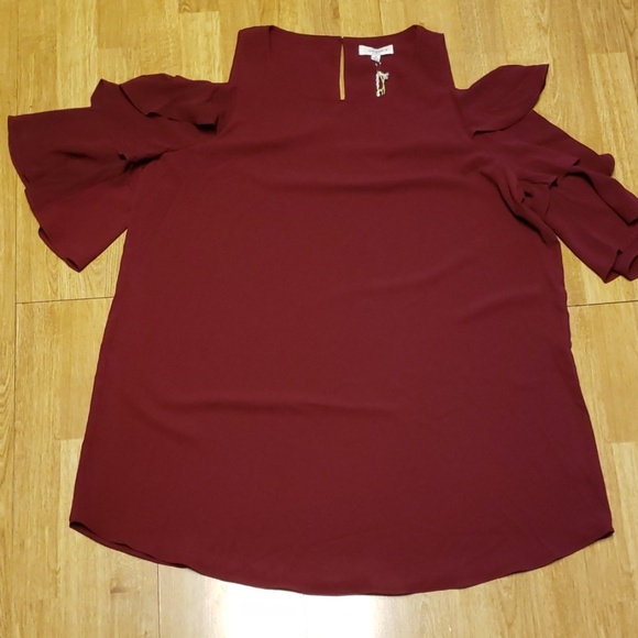 Umgee Dresses & Skirts - NWT Umgee flowy ruffled sleeve cold shoulder dress